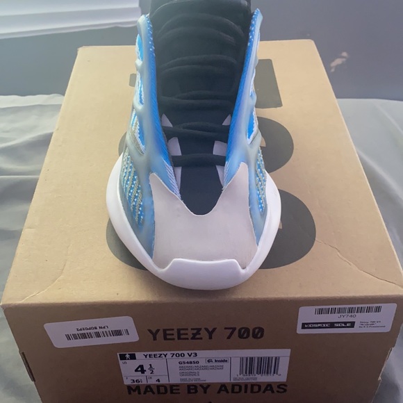 Yeezy 700 v3 Arzareth size